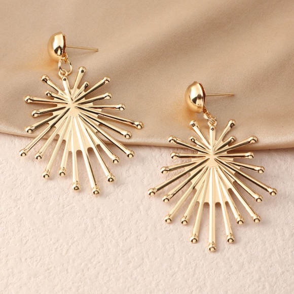 **LESSIE* Gold Irregular Star Shaped Fashion Earrings - Picture 3 of 5